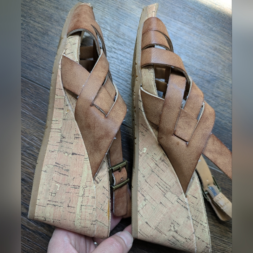 BOC Comfort Wedge Sz 8 Faux Leather Strappy Sandal Tan Slingback Granola Cushion - Picture 7 of 9
